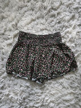 Timing Girls Black Floral Smocked Shorts - Size Medium